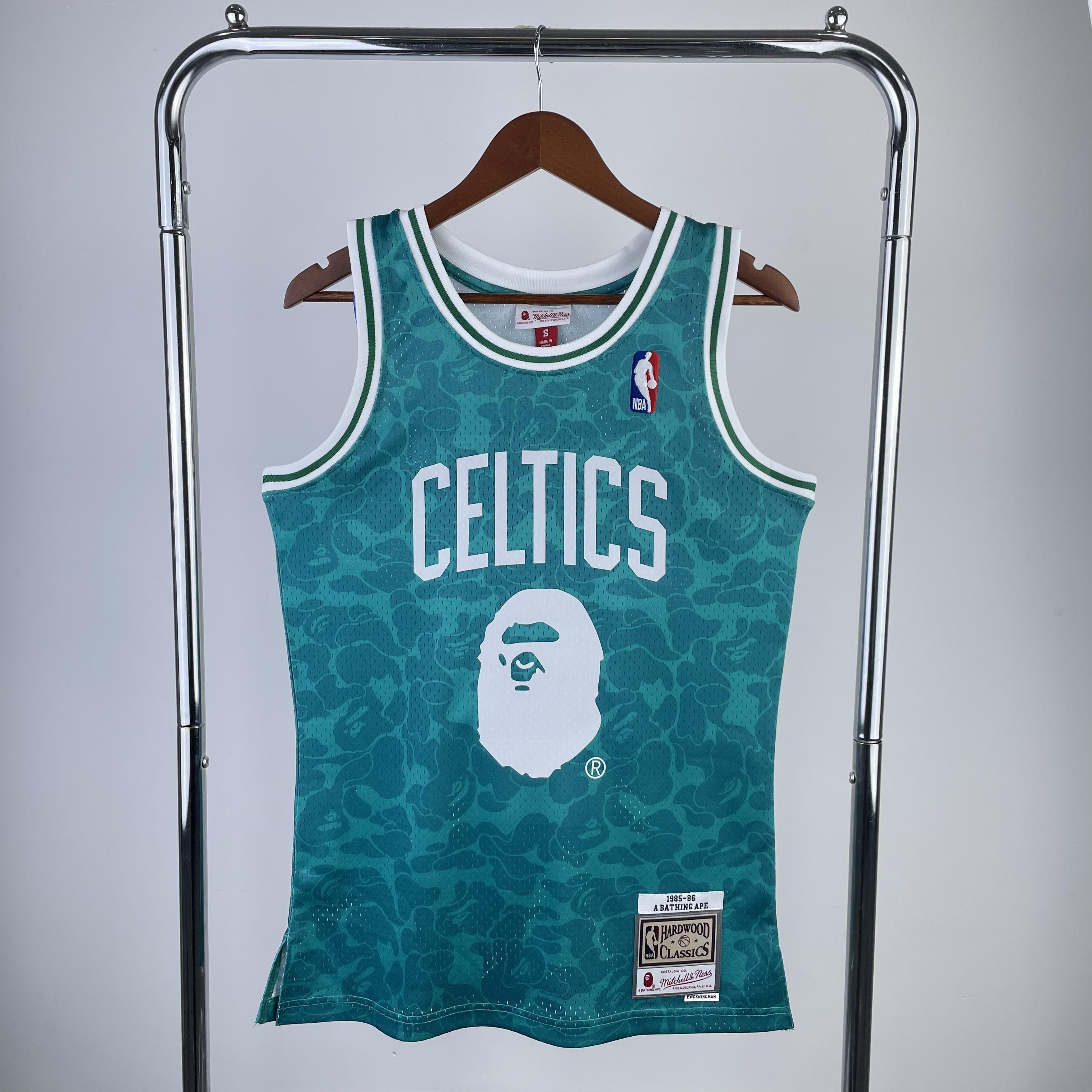 Regata Swingman BAPE X Boston Celtics Mitchell & Ness Hardwood Classics 1985/86 - OGJERSEYSHOP